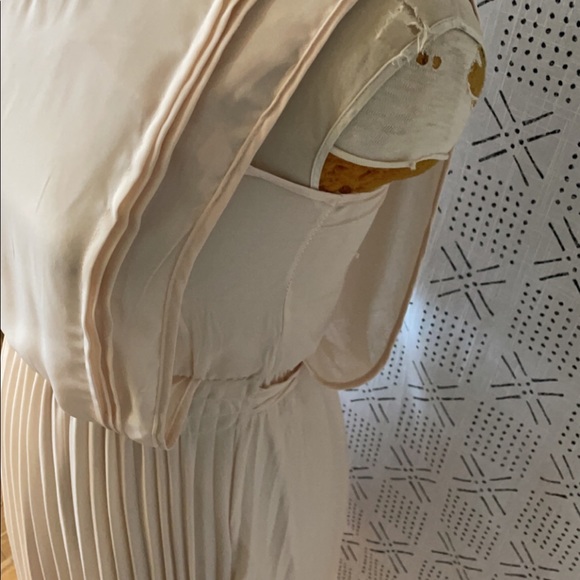 Beautiful Pleated bottom dress - Picture 4 of 9